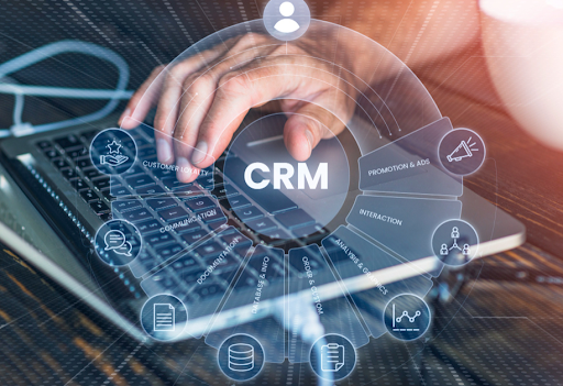 Homem usando notebook com ícone de CRM