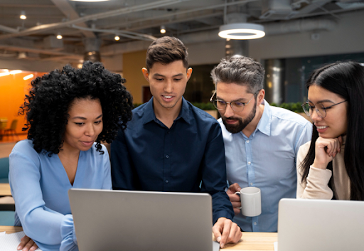 Equipe de suporte de vendas em notebook